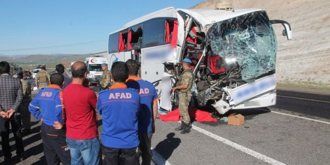 Elazığ’da otobüs TIR'a çarptı: 2 ölü, 30 yaralı