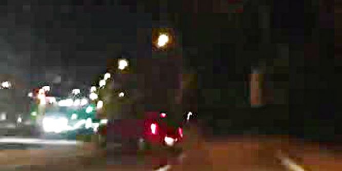 Virajı alamayan otomobil refüje çarptı