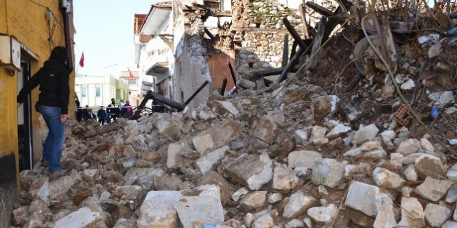 Muğla'da dayanacak gücü kalmayan tarihi bina yıkıldı
