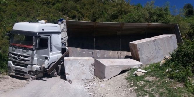 Osmaniye’de virajı alamayan tırın dorsesi devrildi