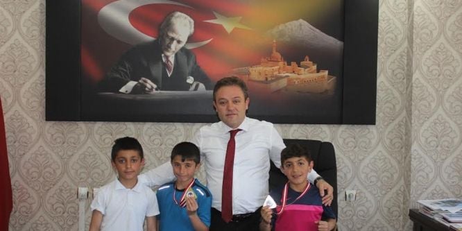 Ağrılı miniklerden teniste çifte şampiyonluk