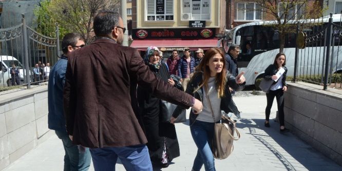 FETÖ şüphelilerinin yakınları basın mensuplarına saldırdı