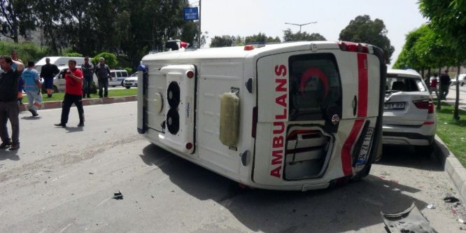 Adana’da ambulans kaza yaptı: 4 yaralı
