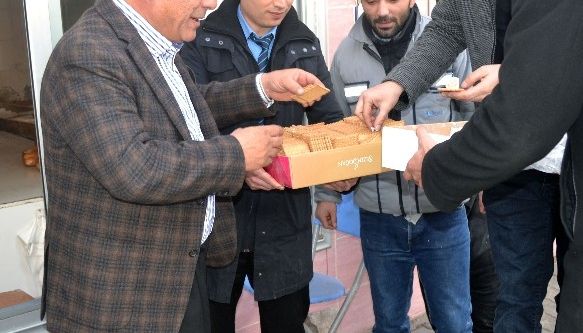Adana’da şalvar giyip püskevit dağıttı