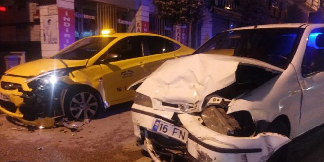 Kontrolden çıkan araç 2 ticari taksiye çarptı