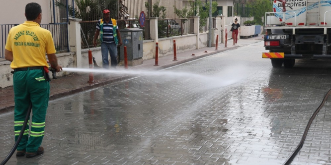 Akdeniz’de yollar ve kaldırımlar yıkanıyor