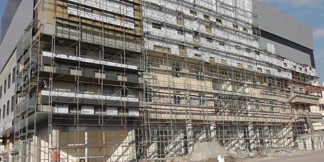 Sırtına iskele demirleri düşen Suriyeli şahıs hastanelik oldu