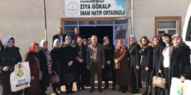 AK Partili kadınlardan öğrencilere yardım eli