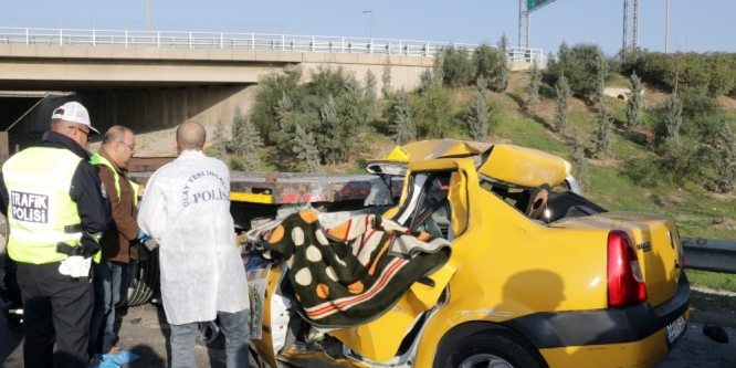 Ticari taksi TIR'a arkadan çarptı