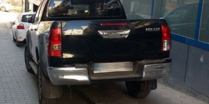 Kaldırıma park edenlere para cezası kesildi