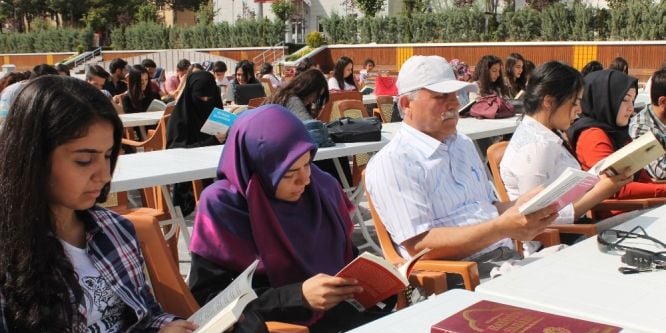 Öğrenciler meydanda kitap okudu