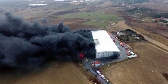 Hadımköy’de fabrika yangını havadan görüntülendi