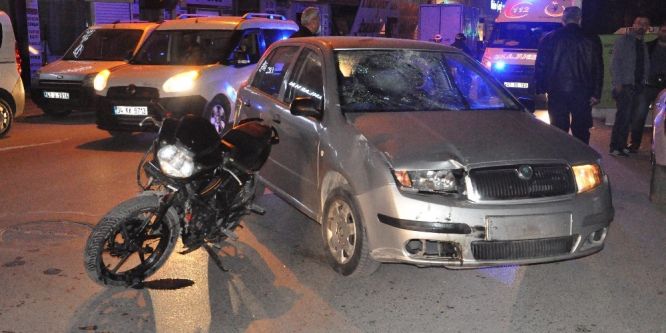 Motosikletle otomobil çarpıştı: 2 yaralı
