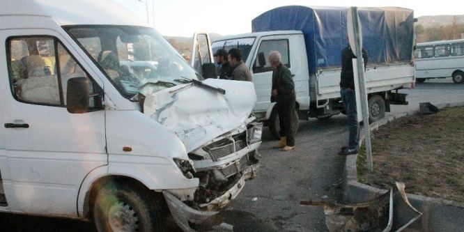 Elazığ’da işçi servisi ile kamyonet çarpıştı: 5 yaralı