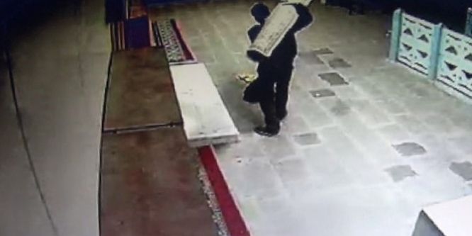 Cami hırsızı kameralara böyle yakalandı