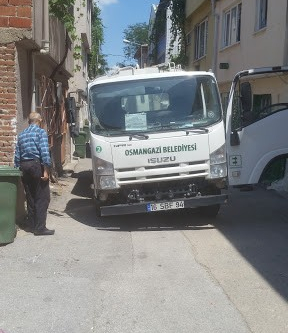 Bursa’da çöp kamyonu asfaltı çökertti