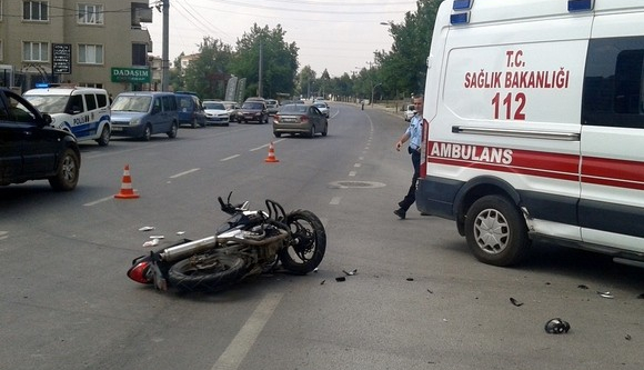 Yaralanan motosiklet sürücüsüne ilk müdahaleyi yoldan geçen sağlıkçı yaptı