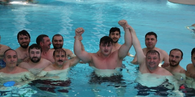 Milli güreşçi Kayaalp, rakibini bu kez minderde değil havuzda tuş etti