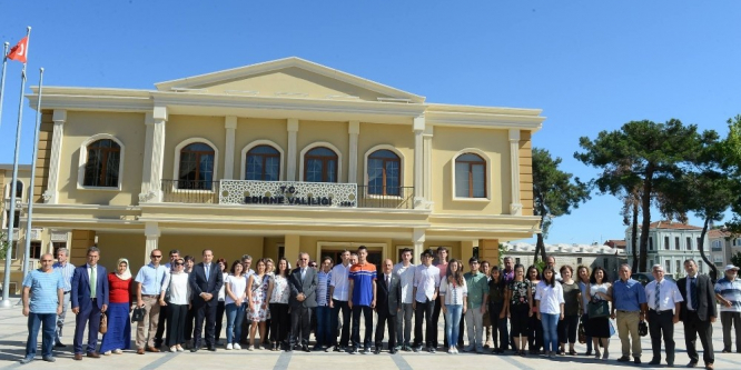 LYS’de ilk bine giren öğrencilere ödülleri verildi