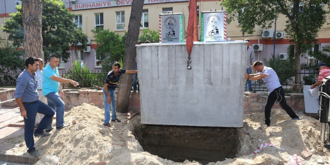 Burhaniye’de çöp konteynerleri yer altına indi