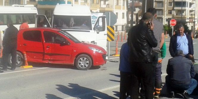 Okul servisi otomobile çarptı: 1 yaralı