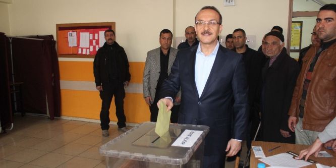 Vali Yavuz ve Başkan Asya oyunu kullandı