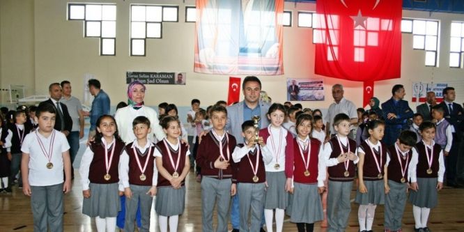 Miniklerin kupa ve madalya heyecanı