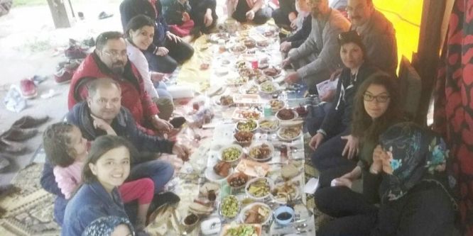 22 kişilik grubun yakınındaki ağaca düşen yıldırım korkuttu