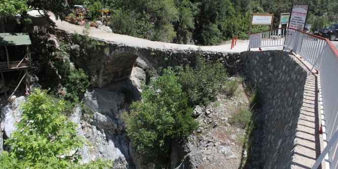 Rus turistlerin 20 metreden düştüğü kanyonda tehlike sürüyor