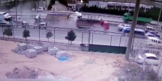 Kamyon dehşeti kameralara böyle yansıdı