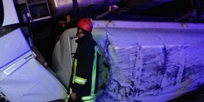 Yakıt dolu tanker devrildi: 1 yaralı