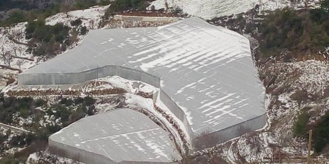Anamur’da gündüz kar yağışı, akşam da seralarda don telaşı yaşanıyor