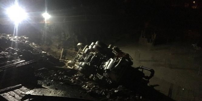 Beton pompa aracı devrildi