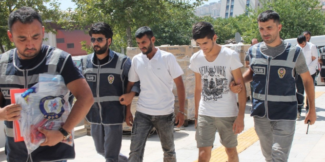 İki evden hırsızlık yapan 4 şüpheli yakalandı