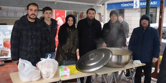 Karlı havada sıcak çorba ikramı yapılıyor