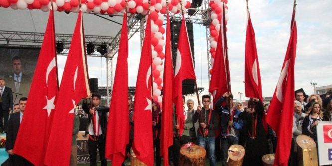 Mezun olan 985 öğrenci hep birlikte kep attı