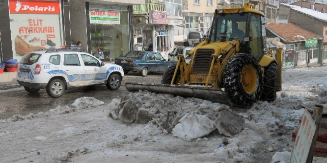 Adıyaman Çelikhan’da cadde ve sokaklar kardan temizleniyor