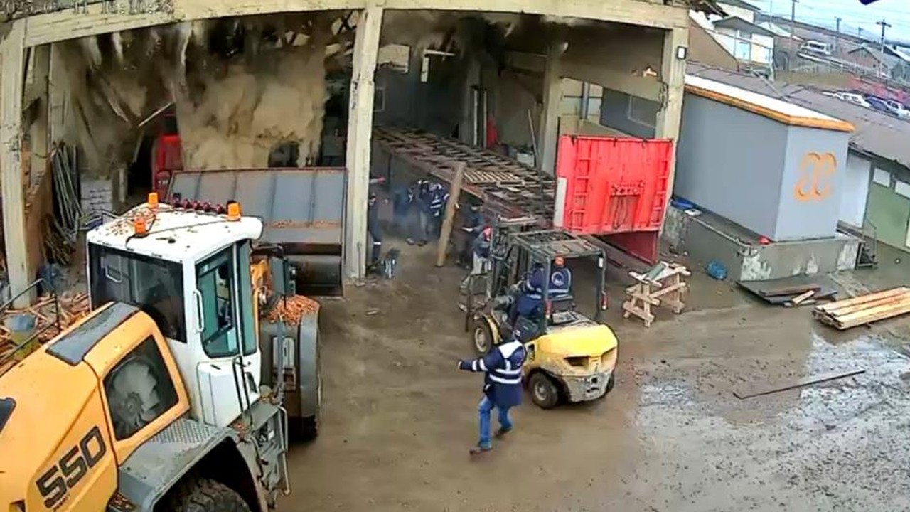Fabrika çatısı çöktü ortalık toz duman oldu! O anlar kamerada