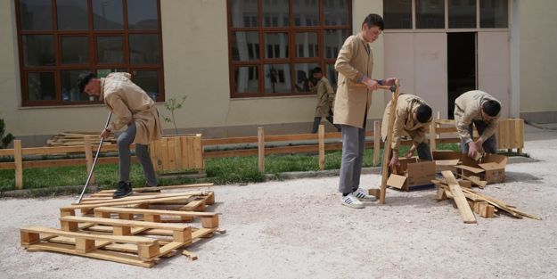 Fabrika değil lise! Atık malzemelerden yaptıklarına inanamayacaksınız