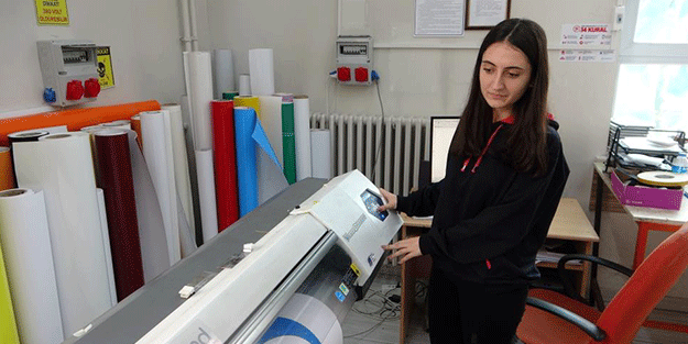 Fabrika gibi okul! Adeta para basıyor