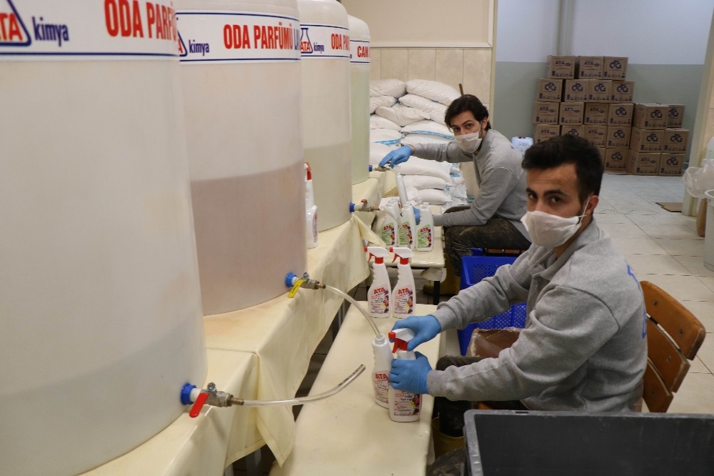 Fabrika gibi okul Türkiye’ye dezenfektan üretiyor 