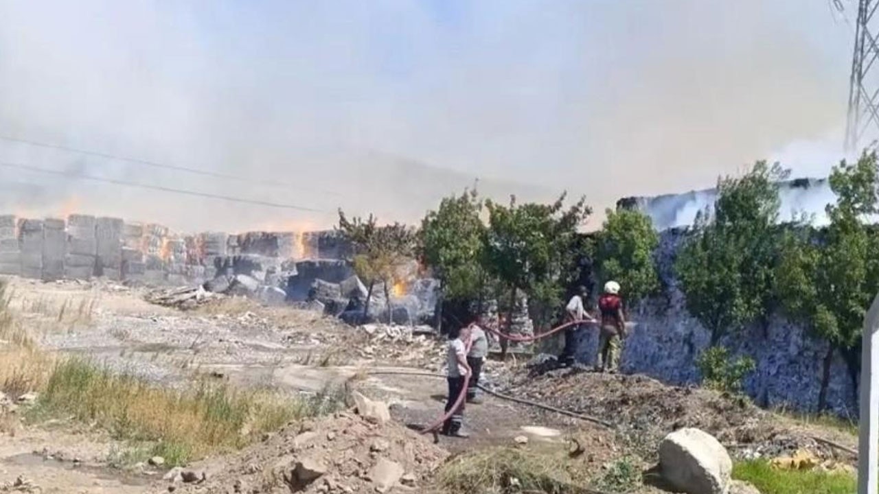 Fabrika yangını: Ekipler olay yerinde