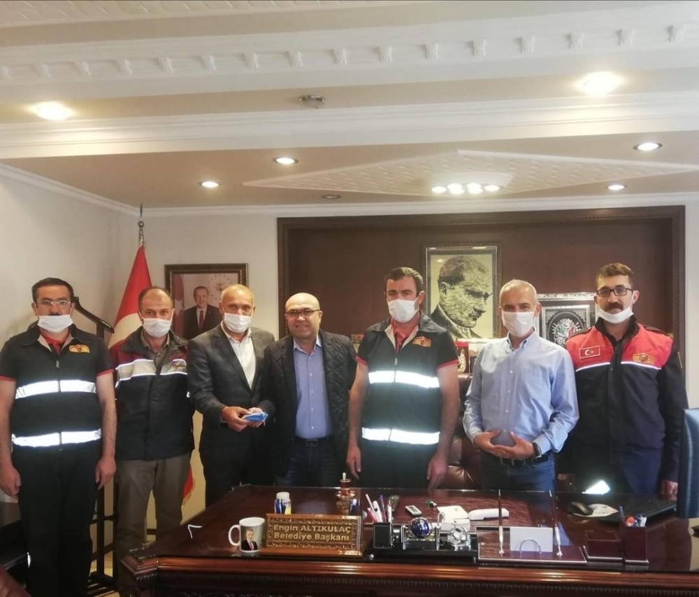 Fabrika yangınına müdahale eden Devrekani Belediyesi personeli ödüllendirildi 