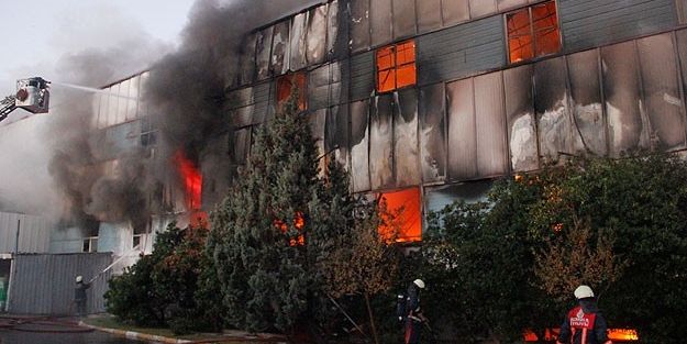 Fabrika alev aldı, işçiler zor kurtarıldı