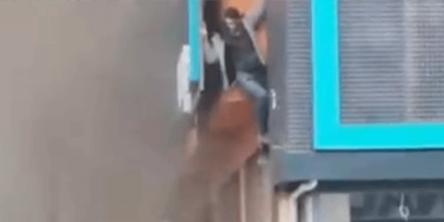 Fabrikada çıkan yangında bir işçi böyle kurtuldu