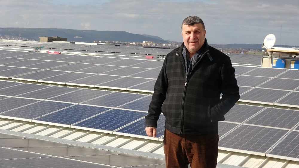 Fabrikanın çatısına kurduğu güneş enerjisiyle her ay 100 bin lira kazanıyor 