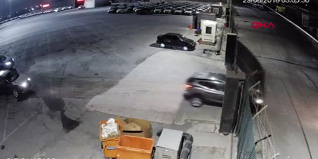 Fabrikanın depo alanına giren hırsızlar sıfır kilometre araçları çaldılar