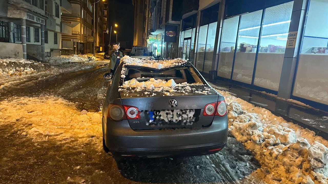 Facia an meselesiydi! Çatıdan kopan buz aracın üzerine düştü