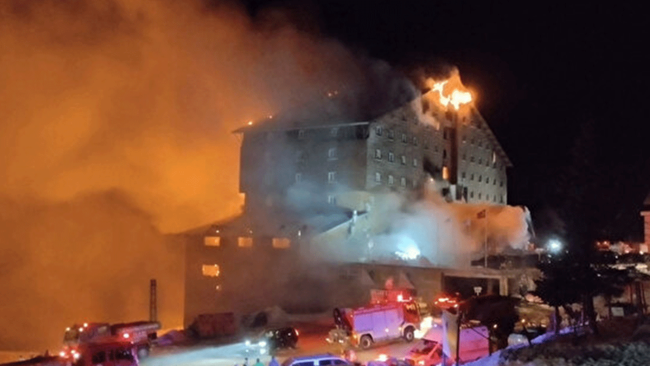 Felaket geliyorum demiş! Dikkat çeken yangın merdiveni detayı!