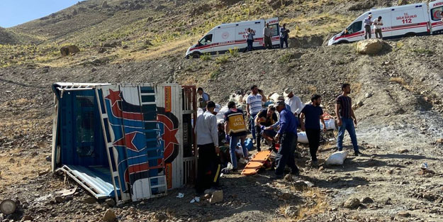 Facia! Göçerleri taşıyan kamyonet şarampole yuvarlandı